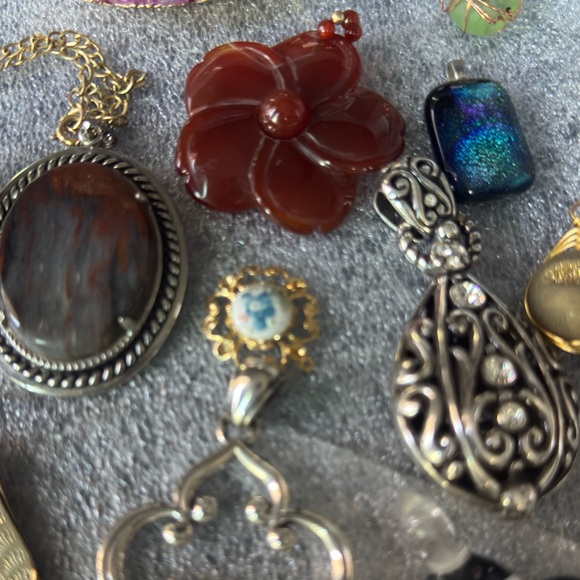 21 pieces Vintage necklaces,pendants. Estates sale. - Picture 6 of 15